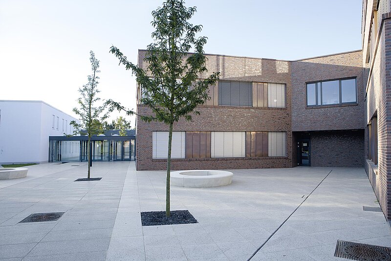 Verwaltungsgebäude Innenhof eines modernen Verwaltungsgebäudes, umgeben von Neubauten in Klinker- und Ziegeloptik