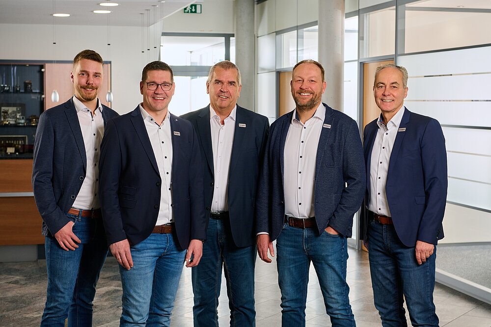 Fünf Vertriebsmitarbeiter im Foyer