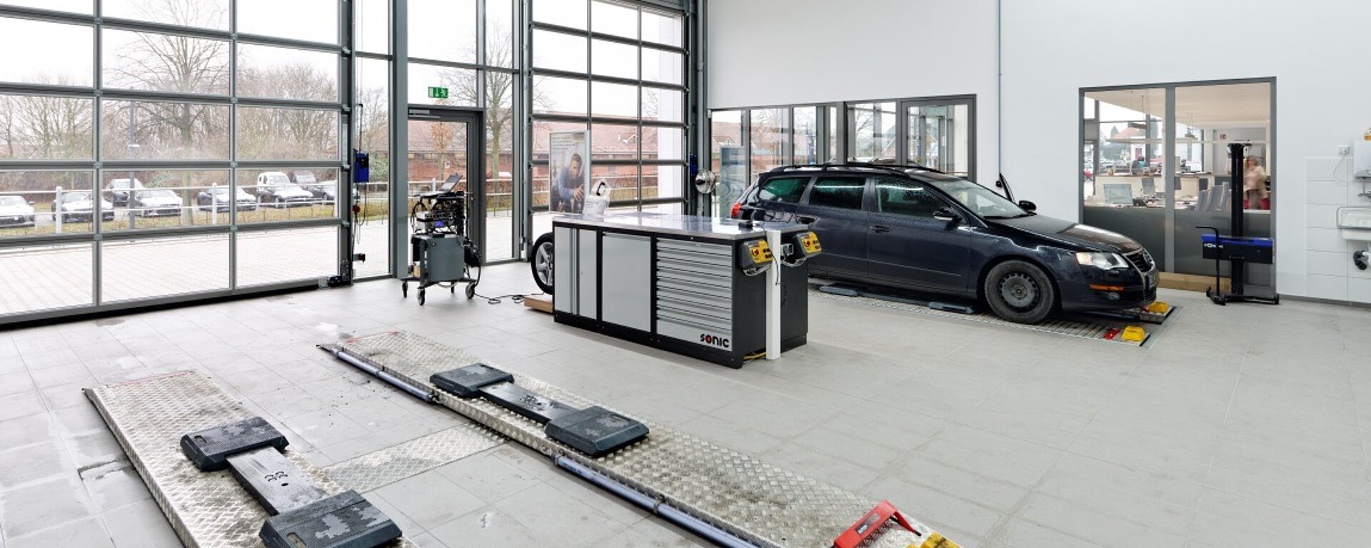 Werkstatthalle mit großem Tor