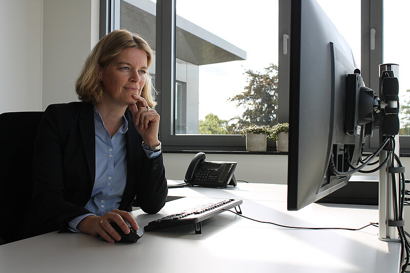 Anja Moellenbeck am PC-Arbeitsplatz