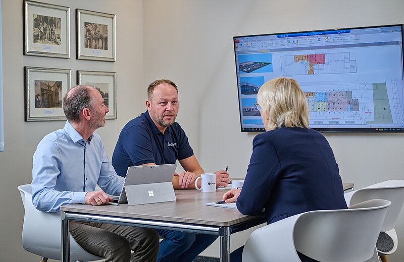 Besprechung mit drei Personen