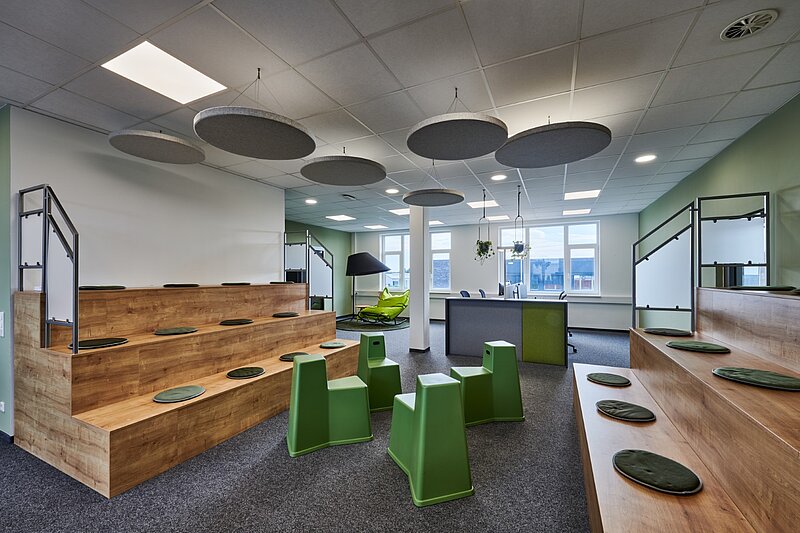 Innenansicht eines modernen Bürogebäudes Innenansicht eines modernen Bürogebäudes mit Amphitheater-Sitzplätzen, Loungebereich und Arbeitsplätzen